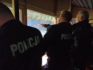 zdjęcie kolorowe: policjanci katowickiej komendy i oddziału prewencji podczas dowodzenia zabezpieczeniem