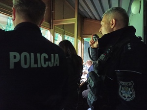 zdjęcie kolorowe: policjanci katowickiej komendy i oddziału prewencji podczas dowodzenia zabezpieczeniem meczu GKS Katowice - Widzew Łódź