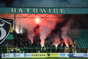 zdjęcie kolorowe: sektor kibiców GKS -u Katowice gdzie doszło do odpalenia materiałów pirotechnicznych