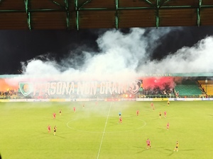 zdjęcie kolorowe: zadymiona trybuna stadionu GKS-u Katowice