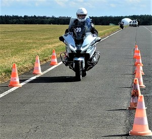 zdjęcie kolorowe: policjant wydziału ruchu drogowego podczas szkolenia na motorze