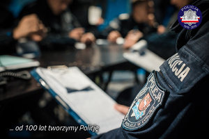 zdjęcie kolorowe: katowiccy policjanci podczas odprawy słuzbowej