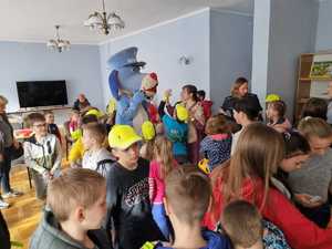 zdjęcie kolorowe: ukraińskie dzieci w towarzystwie maskotki śląskiej Policji - Sznupkiem