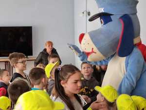zdjęcie kolorowe: maskotka śląskiej Policji - Sznupek podczas spotkania z ukraińskimi dziećmi
