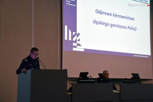 zdjęcie kolorowe: Komendant Wojewódzki Policji w Katowicach nadinsp. Roman Rabsztyn mównicy w Rotundzie Komendy Wojewódzkiej Policji w Katowicach