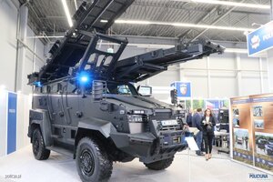zdjęcie kolorowe: wóz bojowy zaprezentowany na I Międzynarodowych Targach Policji i Bezpieczeństwa Publicznego w Kielcach.