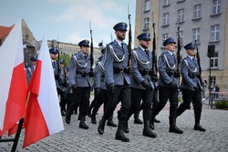 zdjęcie kolorowe: kompania reprezentacyjny śląskiej Policji podczas obchodów uroczystości 3 Maja