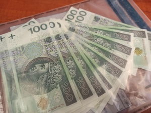 zdjęcie kolorowe: zabezpieczona przez katowickich policjantów gotówka w wysokości 2 tysięcy złotych w banknotach po 100 zlotych