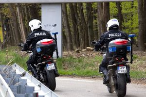 zdjęcie kolorowe: policjanci katowickiej drogówki na motorach służbowych