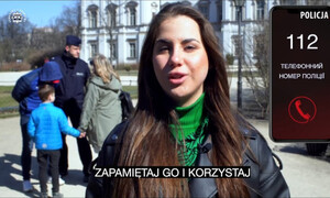 zdjęcie kolorowa: na pierwszym planie młoda kobieta mówiąca do obiektywu kamery, na drugim planie umundurowany policjant rozmawiający z kobieta, która za rękę trzyma dziecko