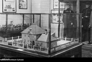 zdjęcia czarno - białe: wystawa mundurów w Muzeum Policji Komendy Głównej Policji