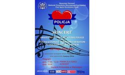 zdjęcie kolorowe: plakat - na niebieskim tle czerwone serce obwiązane niebieska szarfa z napisem Fundacja, a także nuty i klucz wiolinowy zapisane na pięciolinii. Na plakacie umieszczono napisy o treści: Honorowy Patronat Małżonki Prezydenta Rzeczpospolitej Polskiej Pani Agaty Kornhauser - Dudy. Koncert Orkiestry Reprezentacyjnej Policji na rzecz Fundacji Pomocy Wdowom i Sierotom po Poległych Policjantach. 22 maja 2022 r. z gościnnym występem tenora Tomasza Białka oraz sopranistki Justyny Dyla.