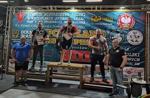 zdjęcie kolorowe: aspirant sztabowy Krzysztof Banaś na podium, gdzie zajął I miejsce I miejsce podczas VIII Mistrzostw Polski służb mundurowych w wyciskaniu sztangi RAW i EQ