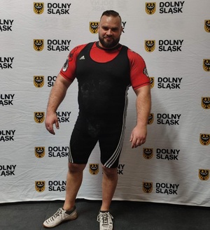 zdjęcie kolorowe: aspirant sztabowy Krzysztof Banaś w stroju sportowym