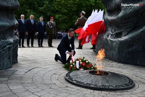 zdjęcie kolorowe: delegacja składająca kwiaty przy pomniku Powstańców Śląskich