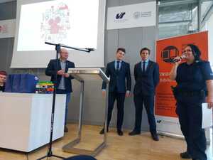 Zdjęcie kolorowe: podkom. Adrainna Mazur przemawia przez mikrofon podczas VII Przegląd i Konkurs Spotów Profilaktycznych „Uważni i odważni”