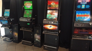 zdjęcie kolorowe: 4 automaty do nielegalnych gier hazardowych ustawione w salonie przerobionym z budynku piekarni