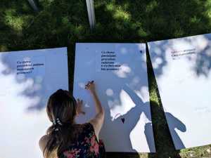 zdjęcie kolorowe:  tablice, na których uczestnicy festynu mogli wpisać kilka słów do sprawcy przemocy oraz do osób, które przemocy doznają