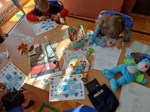 zdjęcie kolorowe: dzieci uczestniczek zajęć z samoobrony, które bawią się przy stoliku