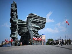 zdjęcie kolorowe: pomnik Powstańców Śląskich w Katowicach