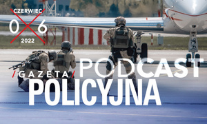 zdjęcie kolorowe: okładka Gazety Policyjnej, czerwiec 2022, na której przedstawiono awionetkę i trzech policjantów oddziału kontrterrorystycznego oraz białe napisy o treści: czerwiec 06 2022, Gazeta Policyjna, Podcast