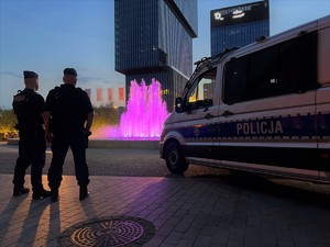 zdjęcie kolorowe: policyjny patrol przy radiowozie w centrum Katowic