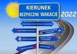 zdjęcie kolorowe: znak informacyjny ustawiony przy jezdni z komunikatami o treści: kierunek bezpieczne wakacje 2022