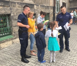 zdjęcie kolorowe: sierż. szta. Adam Zając i sierż. Mateusz Wycik podczas wręczania nagród dla uczniów Zespołu Szkolno – Przedszkolnego nr 1 w Katowicach