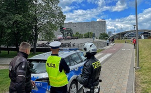 zdjęcie kolorowe: policjanci katowickiej drogówki podczas zabezpieczenia uroczystości państwowych