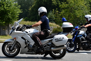 zdjęcie kolorowe: policjanci katowickiej drogówki zabezpieczający wyścig solidarności