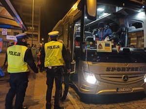 zdjęcia kolorowe: policjanci katowickiej drogówki podczas konwojowania transportu humanitarnego z uchodźcami do granic państwa