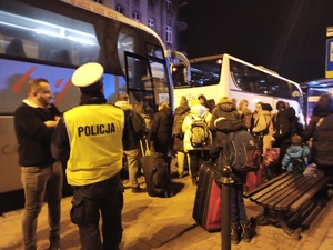 zdjęcia kolorowe: policjanci katowickiej drogówki podczas konwojowania transportu humanitarnego z uchodźcami do granic państwa