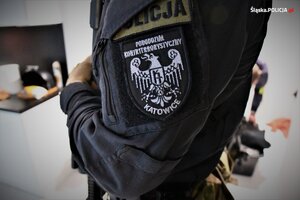 zdjęcie kolorowe: ramie munduru policjanta z naszywka Samodzielnego Pododdziału Kontrterrorystycznego Policji w Katowicach
