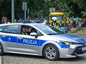zdjęcie kolorowe: policyjny radiowóz oczekujący na rozpoczęcie przemarszu uczestników zgromadzenia