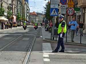 zdjęcie kolorowe: policjant katowickiej drogówki kierujący ruchem na skrzyżowaniu