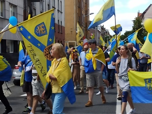 zdjęcie kolorowe: uczestnicy przemarsz idący ulicami Katowic