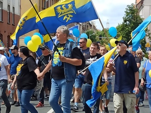zdjęcie kolorowe: uczestnicy przemarsz idący ulicami Katowic