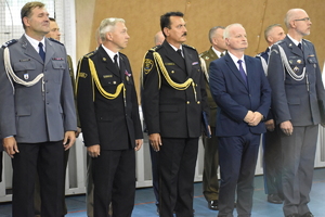 zdjęcie kolorowe: goście oraz przedstawiciele innych służb mundurowych zaproszenia na uroczysty aple z okazji Święta Policji