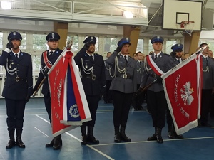 zdjęcie kolorowe: poczet sztandarowy Komendy Wojewódzkiej Policji w Katowicach i Komendy Miejskiej Policji w Katowicach