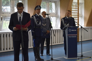 zdjęcie kolorowe: Pierwszy Wiceprezydent Miasta Katowice Bogumił Sobula podczas przemawiania do zebranych policjantów i gości