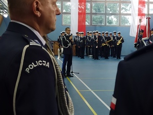 zdjęcie kolorowe: Komendant Wojewódzki Policji w Katowicach nadinsp. Roman Rabsztyn podczas przemawiania do zebranych policjantów i gości