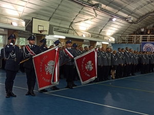 zdjęcie kolorowe: poczty sztandarowe oraz policjanci mianowani na wyższe stopnie