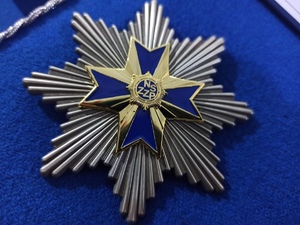 zdjęcie kolorowe: Gwiazda kl. I do odznaczenia Krzyża Niepodległości przyznana przez NSZZ Policjantów