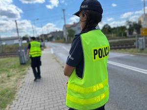 zdjęcie kolorowe: katowiccy policjanci i funkcjonariusze Służby Ochrony Kolei podczas działań &quot;Zapory Życie - bezpieczne przejazdy kolejowe&quot;