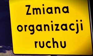 Zdjęcie kolorowe przedstawia znak &quot;zmiana organizacji ruchu&quot;.