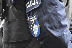 Zdjęcie kolorowe przedstawia logo Policja oraz hasło &quot;pomagamy i chronimy&quot;.