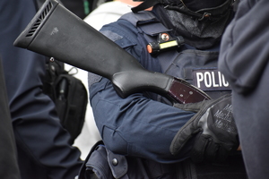 Zdjęcie kolorowe przedstawia policjanta oraz ukazującego jego wyposażenie.