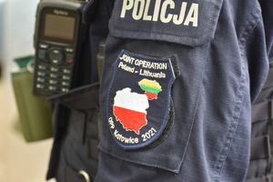 Zdjęcie kolorowe przedstawia policyjną naszywkę na mundur.