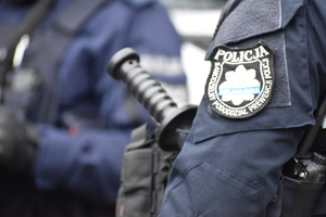 Zdjęcie kolorowe przedstawia policyjną naszywkę na mundur.