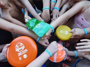 zdjęcie kolorowe: ręce dzieci na które założone opaski silikonowe, tak zwane bransoletki niezgubki